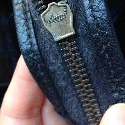 巴黎世家機車包拉鏈鑒定指南 學會辨別真偽，放心帶回家